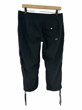 ALO Yoga Women's Cargo Capri Drawcords Shorts SMALL Black GUC